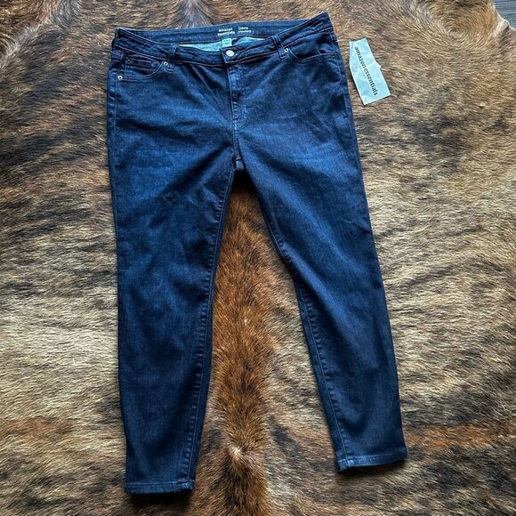 Amazon Essential Plus Size Jeans  18 Short - Picture 1 of 4